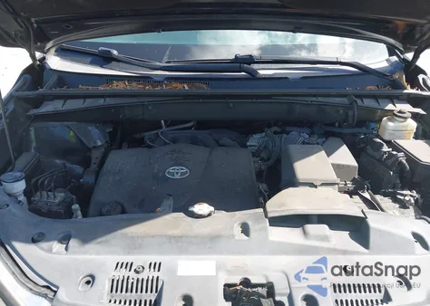 2019 Toyota Highlander Xle z USA, uszkodzony, nr VIN 5TDKZRFH9KS363199